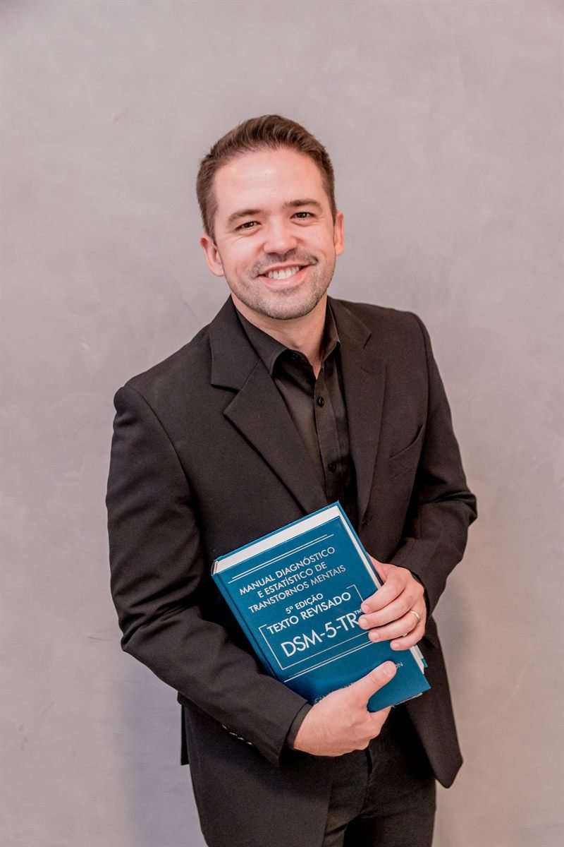 Bruno Resende com o manual diagnóstico DSM-5-TR